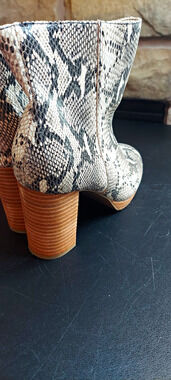 Hayes Hayes Snake LE Women’s Leather Snake Print Ankle Bootie Zip Block Heel 8M
